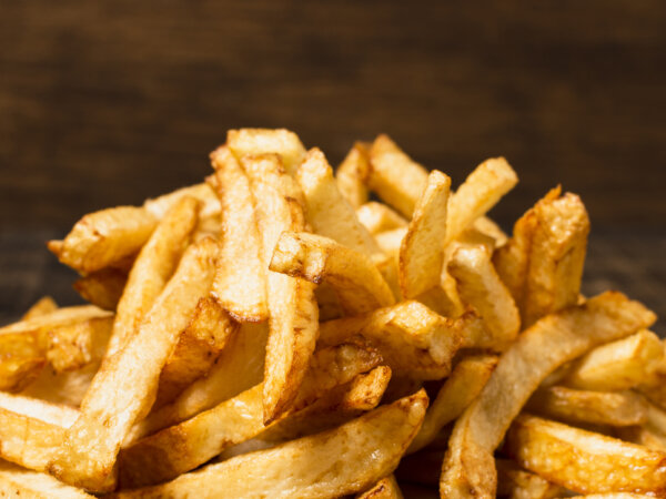 Kross gebratene Pommes frites, ideal als Beilage zu Fast Food und Snacks im MMK Online Shop.